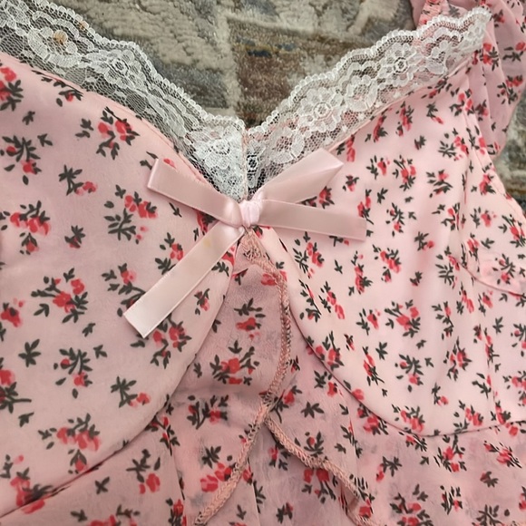 Pink Floral Lacy Tank top - Picture 2 of 5